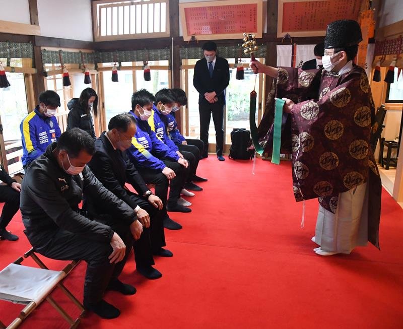 必勝祈願するブリオベッカ浦安の選手ら＝浦安市