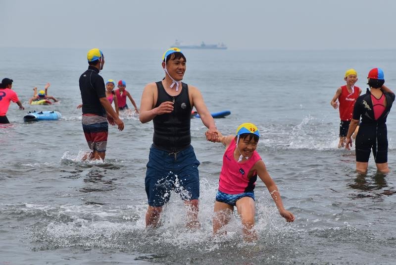 海のスポーツの祭典「オーシャンフェスタ館山」で、「親子ニッパーボード＆ランリレー」を楽しむ親子＝２０１９年６月、館山市