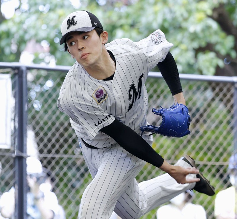 今季、主力としての働きが期待されるロッテ・佐々木朗＝石垣（共同）