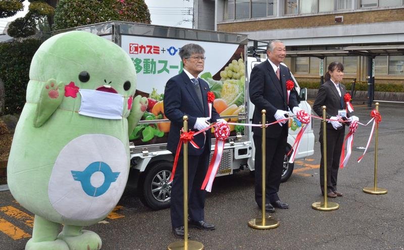 カスミの移動スーパー出発式でテープカットする鹿間市長（右から２人目）ら＝東金市
