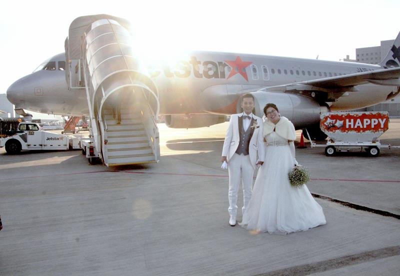 永遠の愛、上空で誓う　成田発チャーター便結婚式　千葉県内在住　岩崎晃大さん、妙さん夫妻