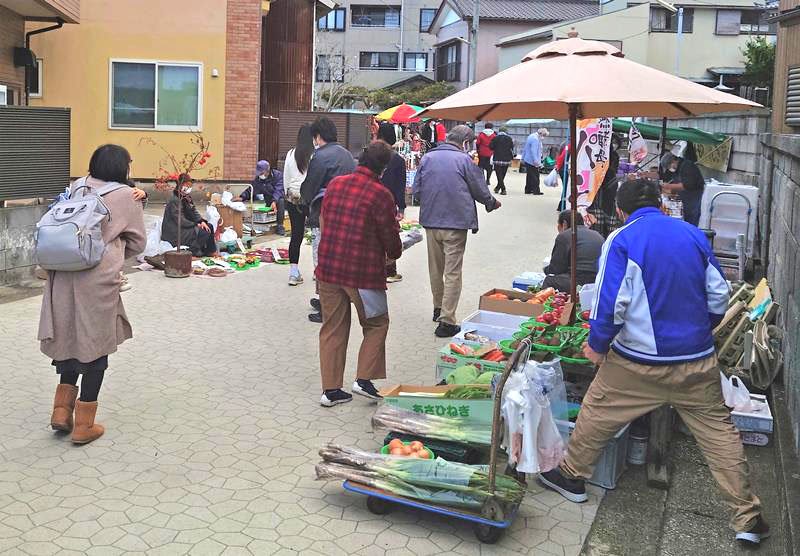 出店数や人通りが少なくなった朝市＝勝浦市

