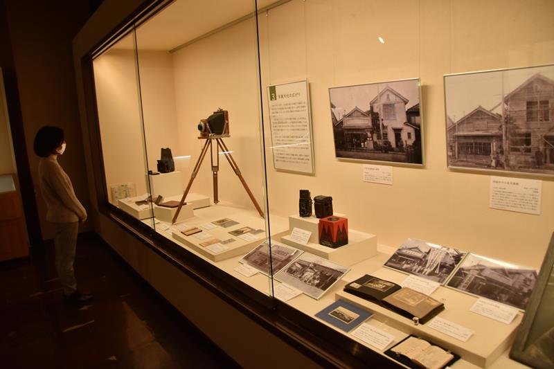 川名写真館から寄贈された古写真など貴重な資料が並ぶ展示室＝館山市立博物館
