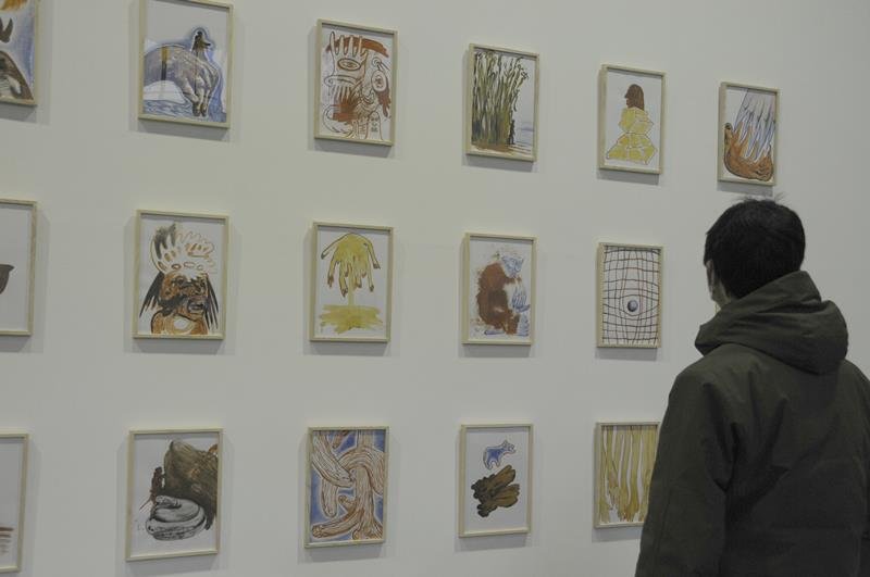 国際交流企画展「旅のかたち」に出品したメキシコ人美術家の絵画＝市原市の月出工舎
