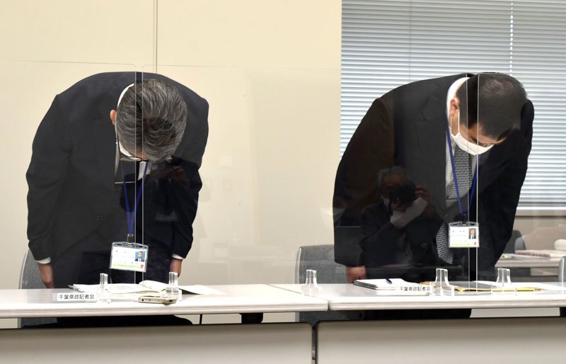 職員の懲戒処分を受け、記者会見で謝罪する県病院局の伊能敬之経営管理課長（右）＝１８日午後２時ごろ、県庁