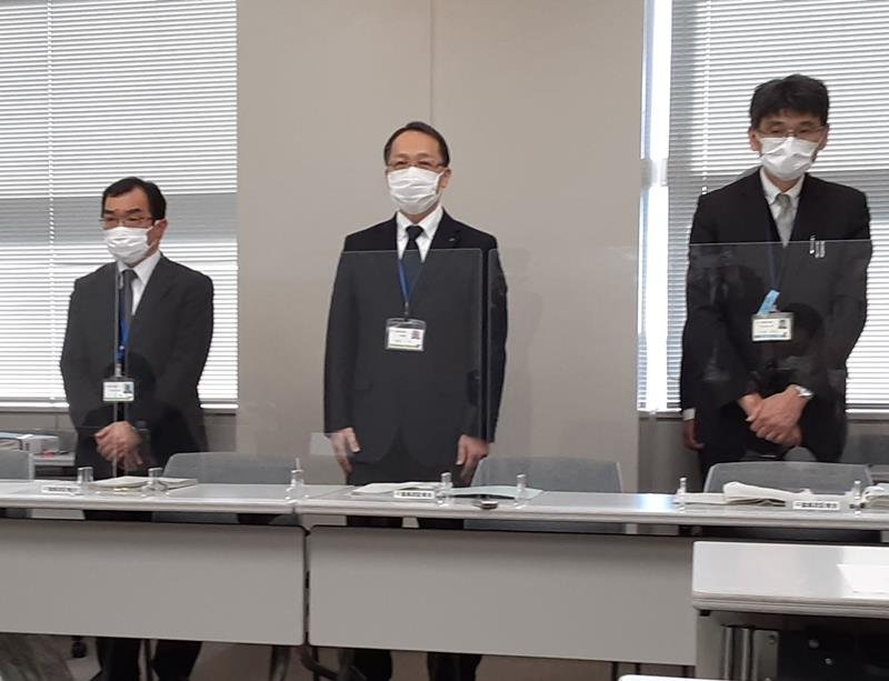 記者会見で積算ミスを説明する県企業局水道部の渡辺一夫次長（中央）ら＝１８日午後、千葉県庁
