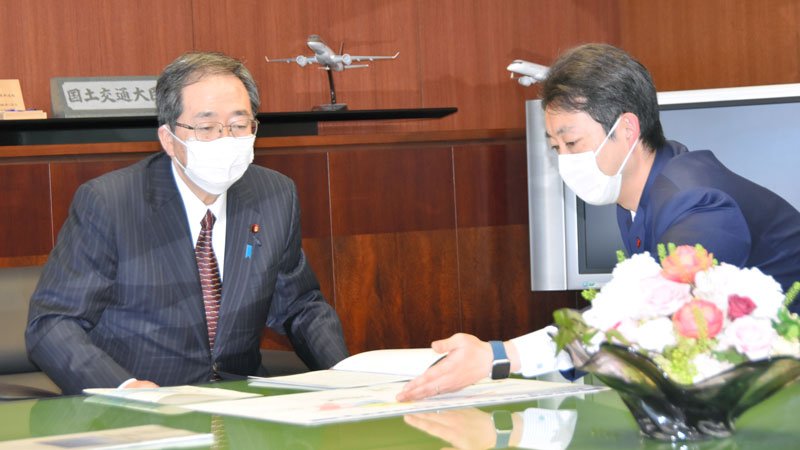 東京湾アクアラインの通行料金８００円の継続へ斉藤国交相（左）へ要望活動を行う千葉県の熊谷知事＝１８日、国交省