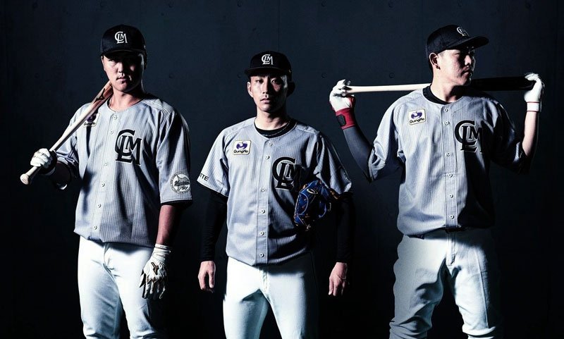 新しい「ＡＬＬ　ＦＯＲ　ＣＨＩＢＡユニホーム」を着用した千葉ロッテの（左から）山口、小島、安田（球団提供）