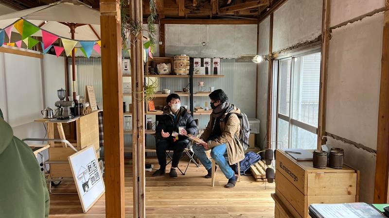 １階のフリースペース。「誰でもふらっと立ち寄って、コーヒー片手におしゃべりできる空間になれば」と佐藤さん（軒先珈琲提供）
