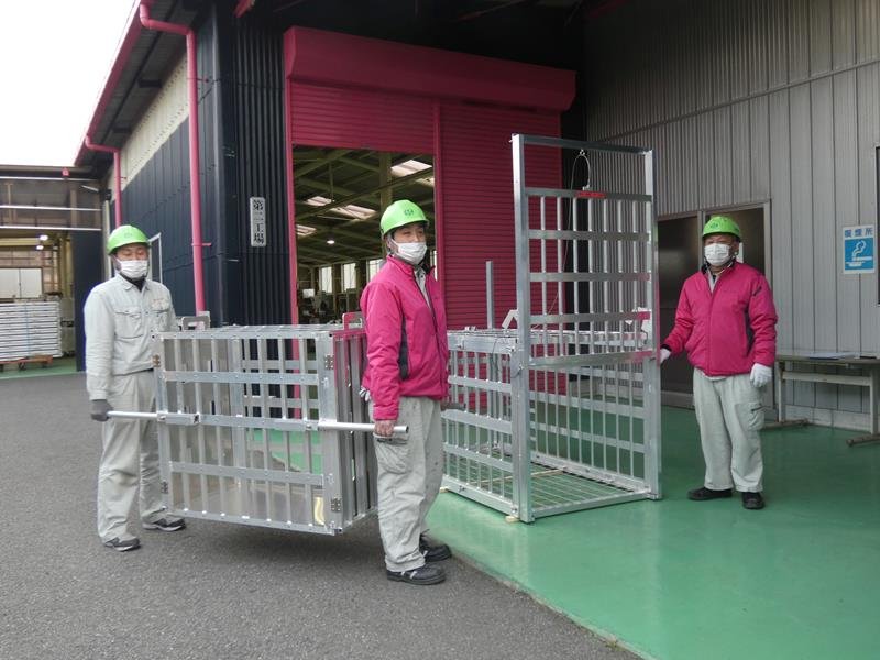 房総プラントが開発したアルミ製の鳥獣捕獲用檻（右）と搬送箱＝白子町