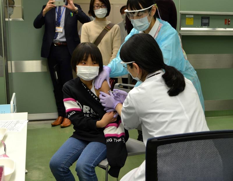 新型コロナウイルスのワクチン接種を受ける子ども＝２８日、千葉市中央区の千葉大病院