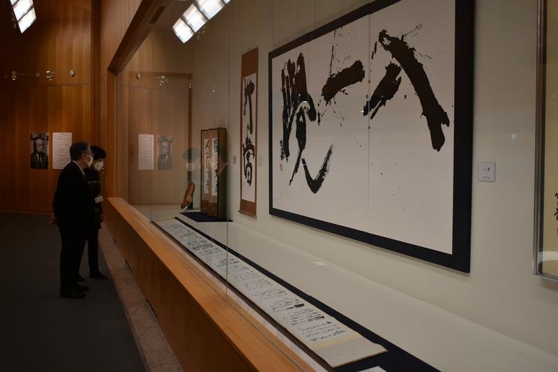 錦龍の作品が並ぶ展示室＝県立美術館
