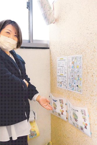 活動に取り組む石橋さんと生理用品が置かれた富浦小の個室トイレ＝旭市
