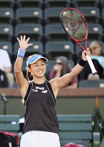 １回戦勝利し、歓声に応える土居美咲＝インディアンウェルズ（共同）