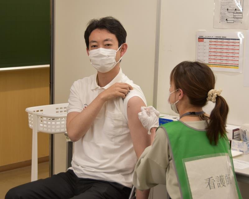 新型コロナウイルスの３回目ワクチンを接種する熊谷知事＝２５日、習志野市
