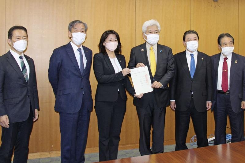 環境省を訪問し、務台俊介副大臣（右から３人目）に要望書を手渡す柏市の太田和美市長（同４人目）ら＝２９日午後
