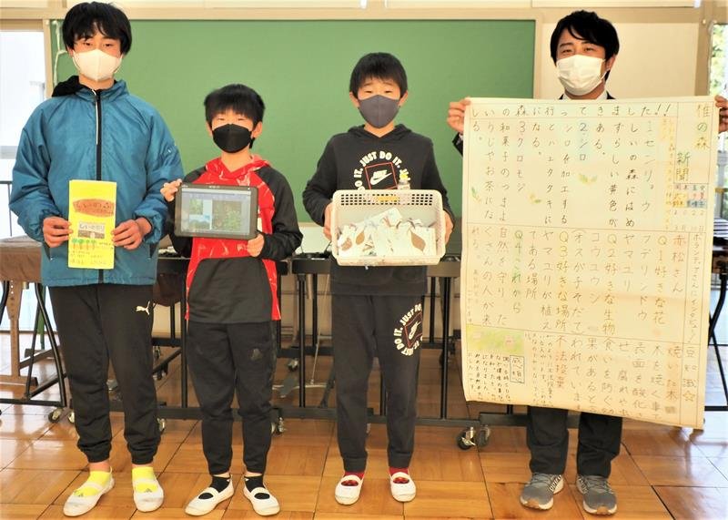 「しいのもり」でのフィールドワークの成果をまとめた壁新聞やタブレット、しおりと児童ら＝袖ケ浦市立長浦小学校
