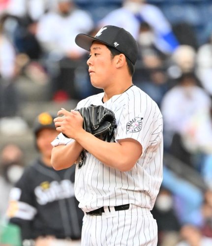 ７回、２者連続押し出し四球で勝ち越しを許した千葉ロッテ・鈴木＝ＺＯＺＯマリン