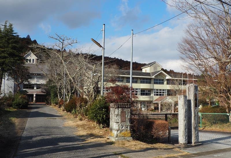 新たな地域活性化の拠点としてキャンプ場などが整備される旧坂畑小（右）と旧亀山中＝君津市

