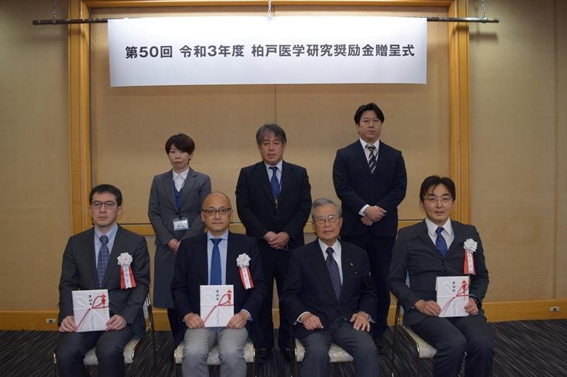 （前列右から）小野さん、柏戸理事長、今澤さん、河津さん＝千葉市中央区
