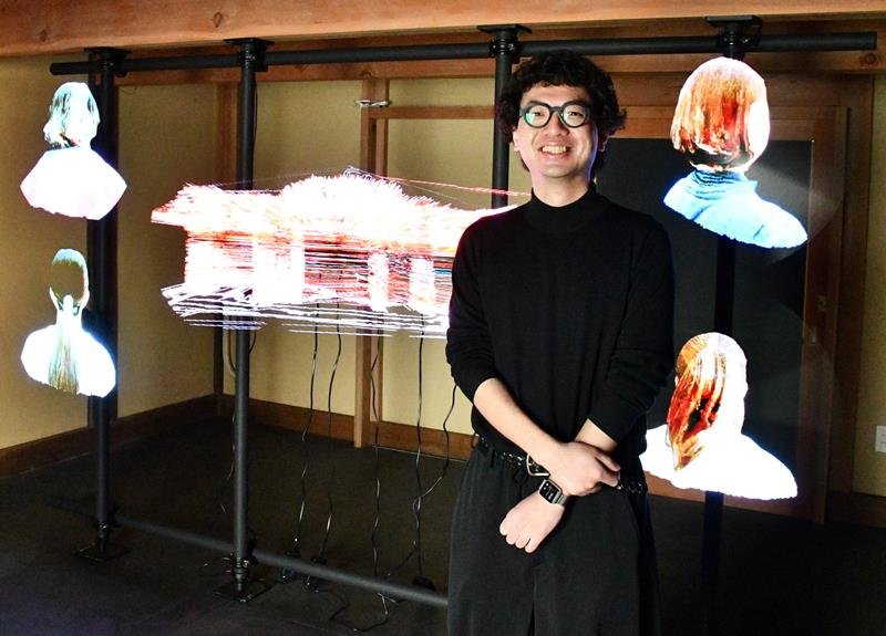 佐原の町並みや住民を数式化し、ホログラムで映し出す作品と加藤さん＝香取市
