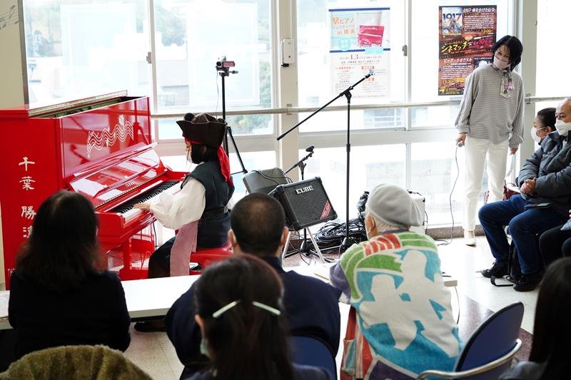 駅ピアノの演奏を楽しむ女の子＝ＪＲ勝浦駅

