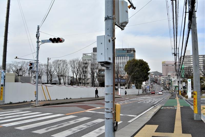 旧習志野市役所の跡地（左）。右奥は京成津田沼駅前

