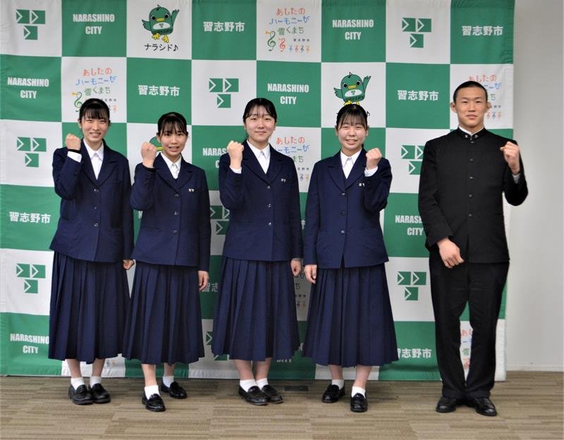 全国大会での成果を報告した習志野高柔道部の鎌倉さん（右）と吹奏楽部の４人＝習志野市役所
