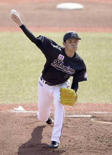 オリックス３回戦で史上１６人目の完全試合を達成した千葉ロッテ・佐々木朗。１３者連続奪三振のプロ野球新記録も樹立した＝１０日、ＺＯＺＯマリンスタジアム
