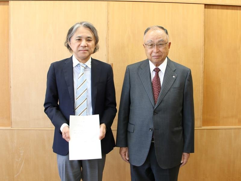 白石町長（右）から委嘱状を手渡されたソフトバンクの山下氏（鋸南町提供）
