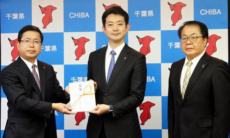 熊谷知事（中央）に目録を手渡す梅田会長（左）と大澤副会長＝１４日、県庁
