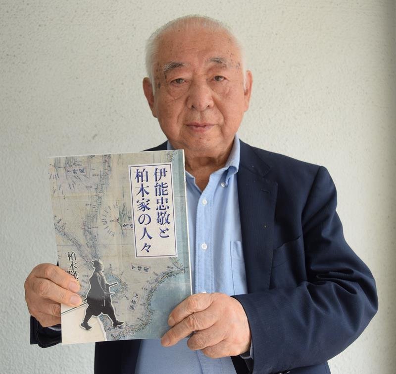 「伊能忠敬と柏木家の人々」を刊行した柏木さん＝市川市
