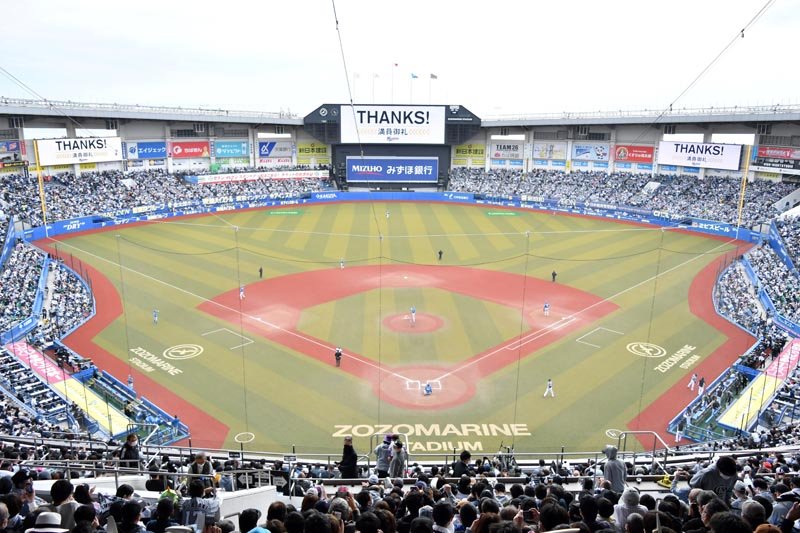 満員となったＺＯＺＯマリンスタジアム＝１７日午後３時半ごろ、千葉市美浜区