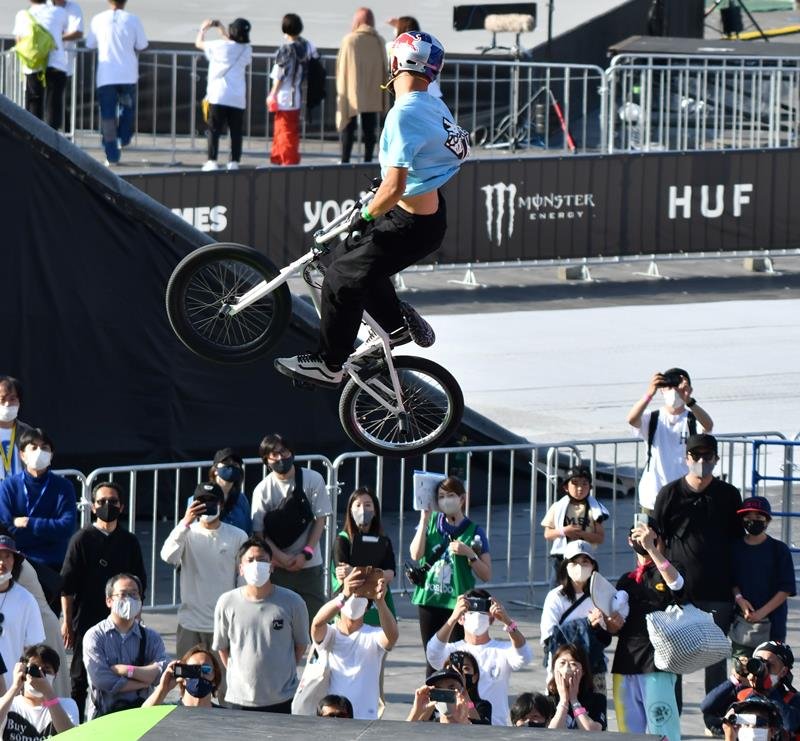 Ｘゲームの自転車ＢＭＸ競技を観戦する観客ら＝２２日午後、千葉市美浜区のＺＯＺＯマリンスタジアム
