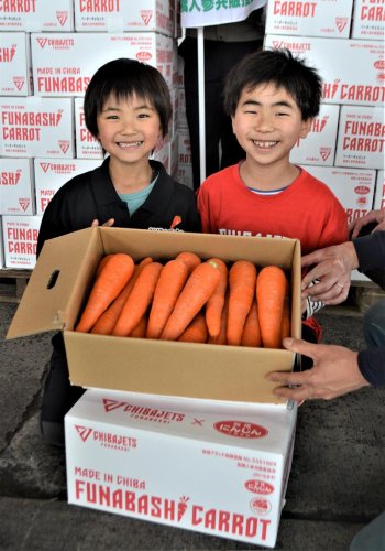 ジェッツと連携した箱で出荷される船橋にんじんを紹介する地元の子どもたち＝２４日、船橋市の船橋市地方卸売市場
