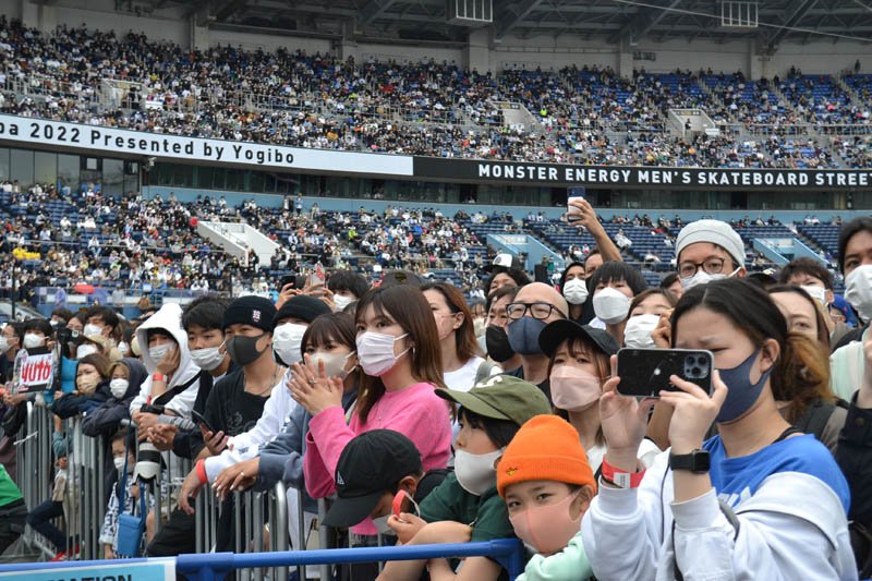 スケートボード男子ストリートで演技を見つめる観客＝２４日、千葉市美浜区のＺＯＺＯマリンスタジアム