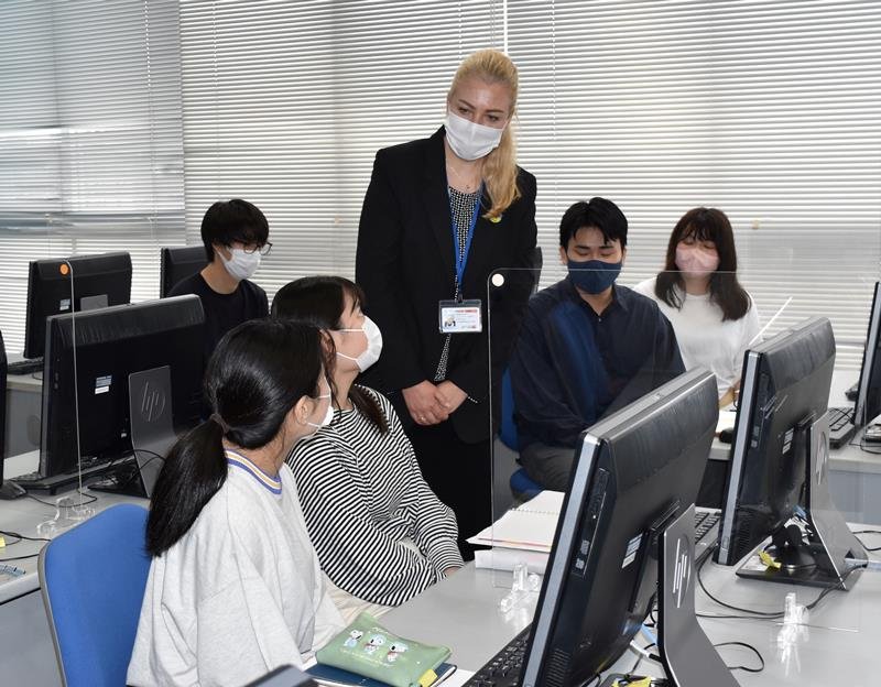 特別授業で生徒と交流するオルガさん＝２７日午後、千葉市稲毛区の敬愛大学稲毛キャンパス
