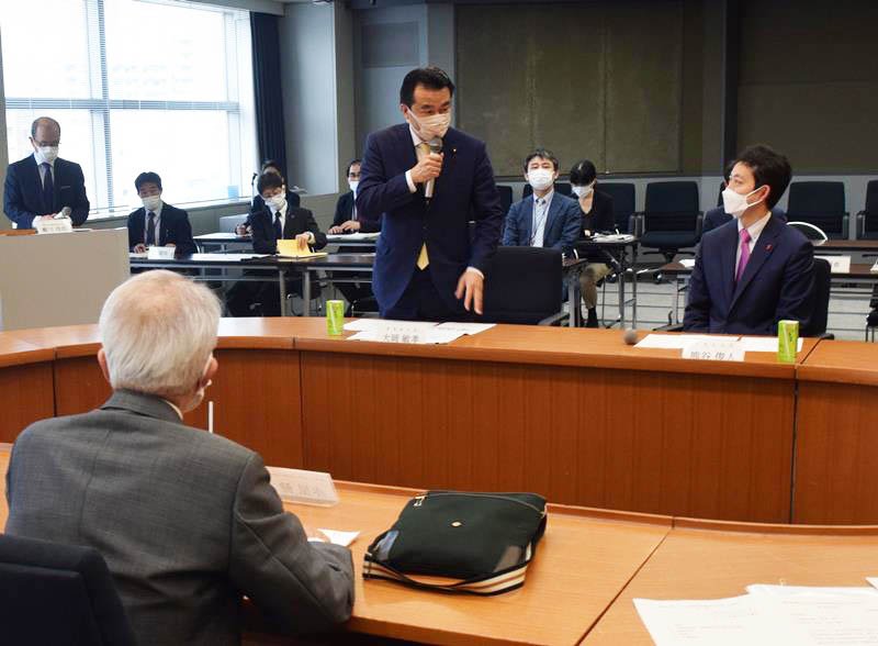 意見交換会で発言する大岡環境副大臣（中央）と熊谷知事（右）＝２８日、千葉県庁