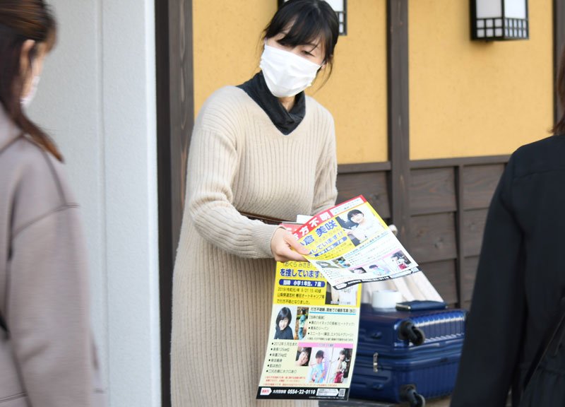 行方不明だった小倉美咲さんを見つけるために情報提供を呼び掛けるチラシを配る母親のとも子さん＝２０２０年１０月、成田市