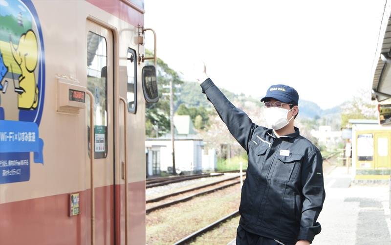 大多喜駅を出発する列車を見送る松木さん＝４月１１日午後、大多喜町

