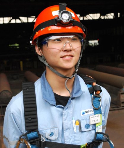 社会支える製品運搬　迫力の大工場で腕磨く　日本製鉄東日本製鉄所君津地区　三部　航（みつべ　こう）さん（１９）　＝君津市＝　【１０代の新成人　未来はどう成る！？】（５）