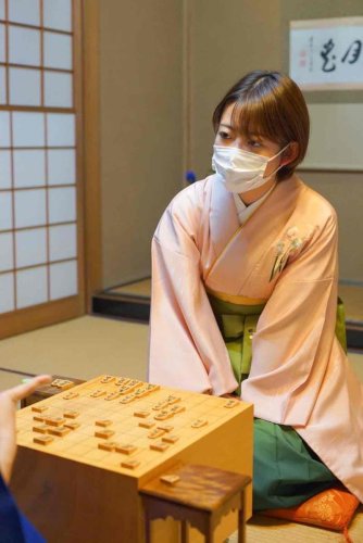 真剣な眼差しで対局に挑む小高さん（本人提供）