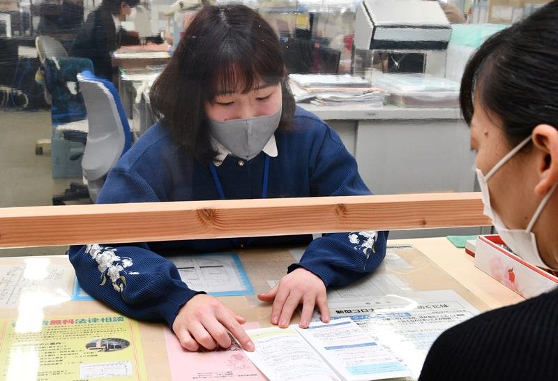 窓口で案内をする中村さん＝香取市役所
