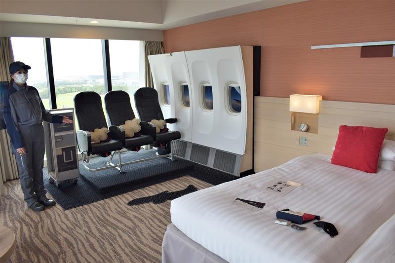 東京ベイ東急ホテルに登場したＪＡＬコラボの「ウイングルーム」。機内空間を再現している＝浦安市