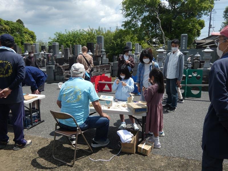 竹とんぼづくりを体験する子どもたち＝茂原市の妙源寺
