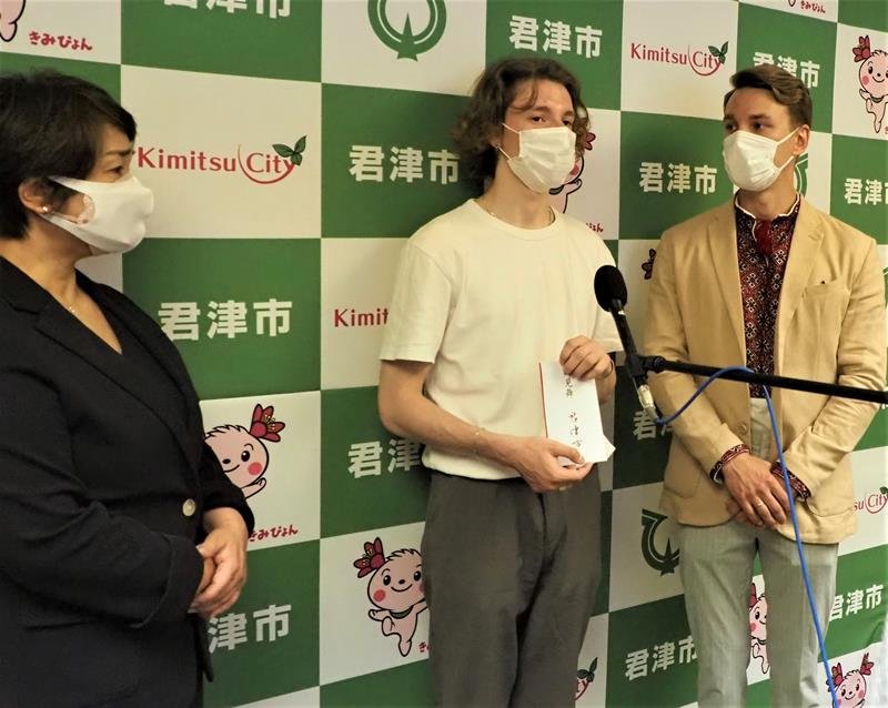 ウクライナから避難してきたティムールさん（中央）と兄のウォロジミルさん＝６日、君津市

