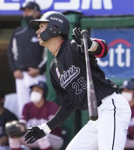 ４回千葉ロッテ１死一、二塁、岡が左中間に先制二塁打を放つ＝楽天生命パーク（共同）

