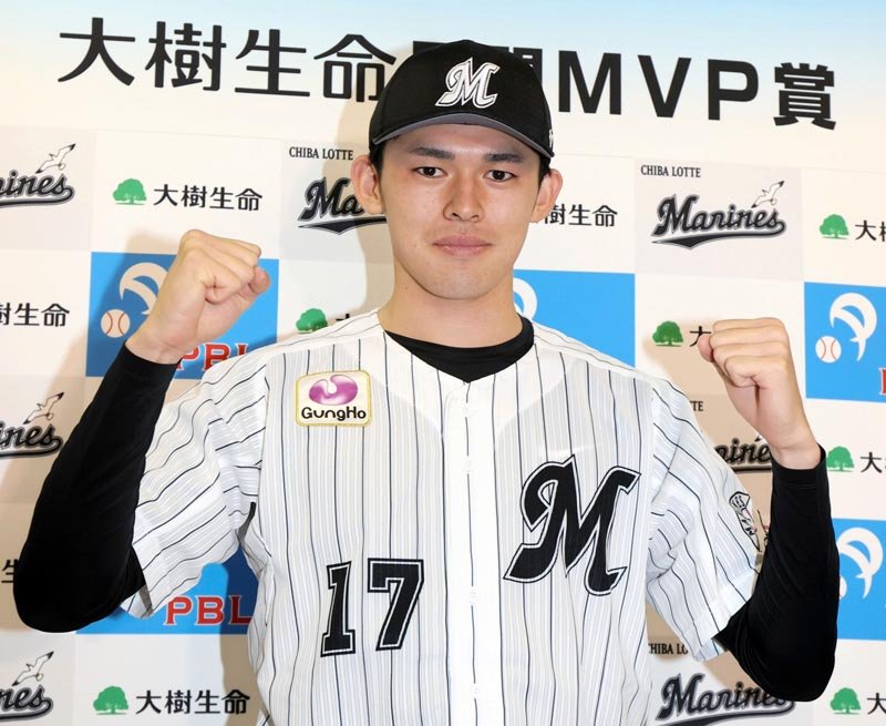 パ・リーグ月間ＭＶＰを初受賞した千葉ロッテの佐々木朗希投手＝ＺＯＺＯマリンスタジアム（代表撮影）