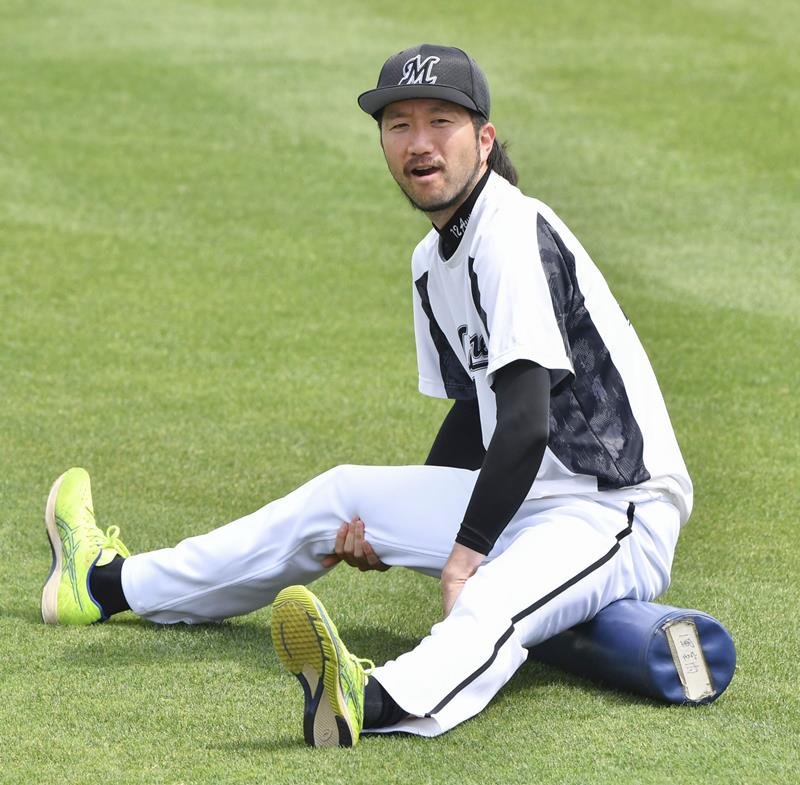 広島戦に向け調整する千葉ロッテ・石川＝マツダ（共同）

