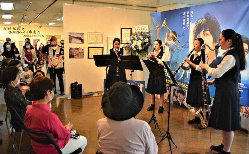映画「２０歳のソウル」の記念展会場で、亡き先輩の思いがこもった曲「ジャスミン」のクラリネット四重奏を披露する市船高吹奏楽部員＝２８日、船橋市民ギャラリー